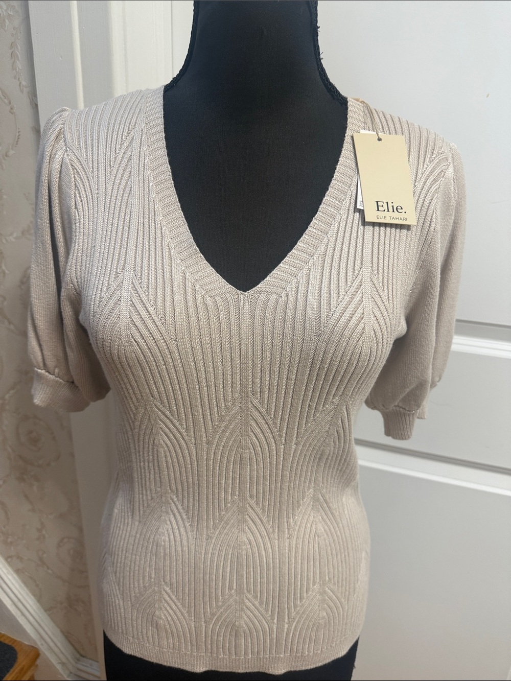 NWT Elie Tahari Neutral Cream/Taupe V-Neck Short Sleeve Knit Sweater. Size M
